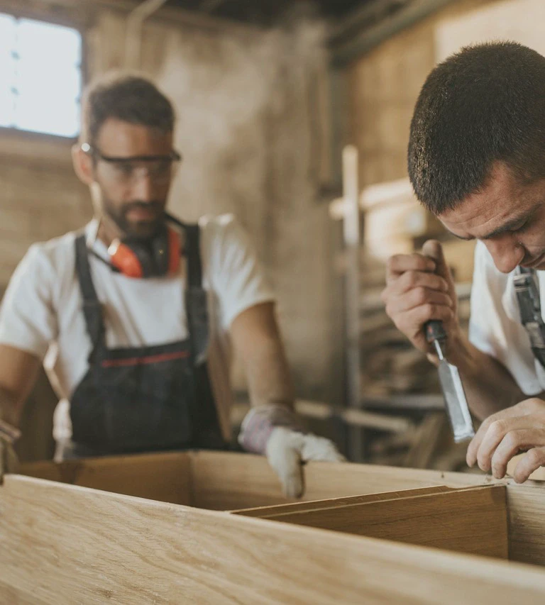 mężczyzna z&nbsp;dłutem