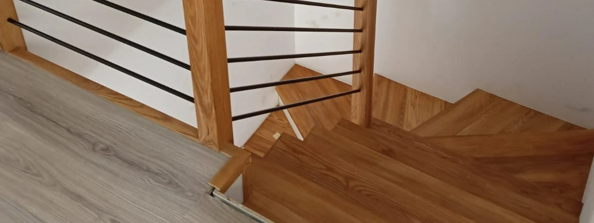 Schody z&nbsp;balustradą